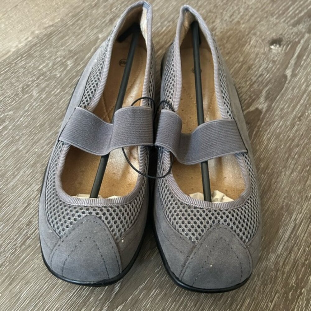 NWOT Size 6 Grey Flat Shoes